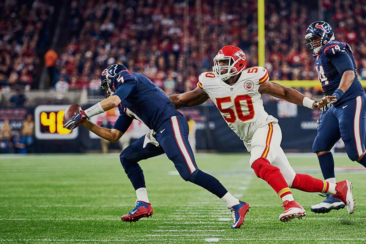 13-AFC-Wild-Card-Playoffs-Brian-Hoyer-Justin-Houston-SI-166_TK12603.jpg